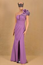 Robe mauve une manche avec fleur